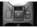 電動パーキングブレーキを採用しております。発進時はシートベルトをした状態でアクセルを踏むだけで解除できます。