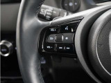 ハンドルにオーディオ操作用スイッチを備え、手を放さずに操作可能。安全性と利便性を両立しています。