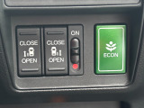 両側電動スライドドアです。リモコンや運転席スイッチ、ドアハンドルの操作で自動開閉。お子様を抱き抱えている時や荷物の多いときなどに便利です!!