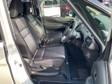 シートリフターは、運転席の座面を上下させて、体格に合わせて調整できる機能です。視界の確保やペダルの操作性、疲れにくさの向上に役に立ちます。