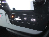 こちらのお車にはシフトレバーが無く、スイッチでギアを入れるボタン式のシフトになっております。