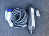ご自宅で200V充電をする際にはこちらの充電ケーブルをお使いください。