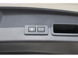 「電動パワーリヤゲート」標準装備、荷物が多くてリヤゲートを手で上げられないような状況でも、スマートキーのリモコンやリヤゲートのタッチスイッチで電動開閉できます