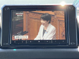 テレビ映像を画面で楽しめる装備を備えています。停車中の休憩時間などに視聴でき、車内で過ごす時間をより快適に過ごしたい方にもおすすめです。操作は画面から行え、映像を見たいときに便利です。