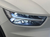 【LEDヘッドライト】悪天候や夜間走行時も良好な視界を確保し、安心して運転できる高輝度LEDヘッドライト!北欧神話に登場する「トールハンマー」をモチーフにした、一目でボルボとわかるデザインです。