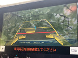 車両後方の映像に目安となるガイド線が表示され、駐車時の周囲確認をサポートします。画面を見ながら後方の状況を把握でき、駐車操作時の安心につながります。