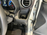 運転席側前部にドリンクホルダーあります♪運転中でも手が届きやすい位置にあって使い易いです♪