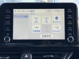 AM・FMやBluetoothなど、複数のオーディオソースを画面から選択できます。聞きたい音源に合わせて切り替えやすく、通勤や遠出の車内時間を自分好みに楽しめます。