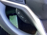 ステアリングにハンズフリー通話スイッチを装備。運転中でも手を離さずに通話操作ができるため、家族との連絡や急な電話にも安心して対応できます。