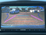後方の映像に加え、駐車時の目安となるガイド線も画面に表示されます。車庫入れや狭い場所での後退時に周囲を確認しやすく、落ち着いた操作をサポートします。