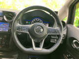 握りやすい形状で、運転姿勢を保ちながら手元のスイッチにも目を配れます。メーターや画面も視界に収まり、日々の運転で扱いやすい配置となっています。
