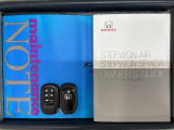 スマートキーは鍵をバッグに入れたままでもドアロックの開閉やエンジンのON・OFFができます。夜間や雨の日も鍵を探さなくて良いので便利です。