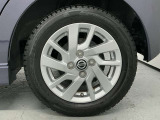 【純正アルミホイール】車体に最適化された設計による優れた耐久性と走行性能、そしてデザイン性。特に、足回りの軽量化は加速性能・燃費・乗り心地の向上に繋がり、ブレーキ性能も高めます。