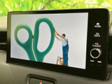 大きく見やすい画面に映像を表示でき、画面まわりのボタンから基本操作を行えます。停車中に映像を楽しむ際にも使いやすく、車内での待ち時間を過ごす場面にも活用できます。