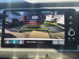 バック駐車が苦手な方や、初めてのお車で不安な方も安心。後方の映像をナビ画面に表示するため、周囲を確認しながらスムーズに駐車できます。