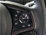 ◆アダプティブクルーズコントロール◆予め設定した車速内でクルマが自動的に加減速。前走車との適切な車間距離を維持しながら追従走行します。【LKAS】車線維持支援システムでステアリング操作を支援。