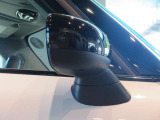 【ドアミラー】ドアミラーは電動で角度調整や格納が可能です。駐車時などに便利です。寒冷地や雨天時に役立つミラーヒーター機能も備えています!