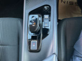 電気自動車およびe-POWER車特有の、軽い操作感なシフトレバー。パーキングブレーキは電磁式です。