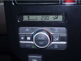 【オートエアコン】設定した温度になるように車が自動で風量や吹き出し口、冷暖房の強さを調整してくれるエアコンです。一度温度を設定すれば、自動で快適な室温を保ってくれるので運転に集中しやすいですよ♪