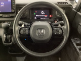 ハンドルにHondaセンシング系のクルーズコントロールやレーンキープアシストなどのスイッチと、オーディオの操作スイッチが装備されています。ハンドルから手を離さず安全に操作できます。