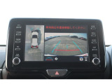 パノラミックビューモニター付きです。車両を上から見たような映像をディスプレイオーディオ画面に表示。運転席からの目視だけでは見にくい、車両周辺の状況をリアルタイムでしっかり確認できます。