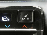 運転席のシートにヒーター機能が付いています お手元のスイッチでシートが温かくなります 冬などにはとても快適な装備のひとつです