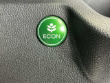 ECONスイッチ操作でエンジンやミッション、エアコンなどを総合的に制御、燃費をよくするようクルマが頑張ります。
