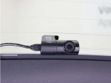 スーパーナイトビジョン2.0をリアカメラにも搭載。夜間走行や暗い駐車場などの低照度環境でも鮮明な映像で録画することができます。スマートフォンとPCで映像確認。安心の純正品です。