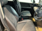 運転席は、大きな座面と包み込むような背もたれがドライバーの身体全体をしっかり支えます。上質なシート素材と座り心地のよいクッションを採用し、長時間の運転やコーナーの多い道も快適です。