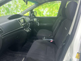 運転席まわりから助手席まで見渡せる前席空間で、シートに座った際の視界も広々。足元にはマットが敷かれ、同乗の方もくつろぎやすい落ち着いた室内です。