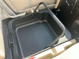 助手席側の座席下には車検証などの小物を入れて頂けるスペースを設置。さらに取っ手が付いているので、そのまま取り出して使う事も可能です。