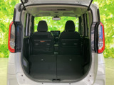 後席を格納すると、荷室から前席後方まで広くつながる空間が生まれます。長さのある荷物も積みやすく、用途に合わせて室内を活用できるレイアウトです。
