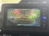 後方の様子を画面で確認しながら駐車でき、ガイド線も表示されるため車庫入れや切り返しの目安に役立ちます。周囲の状況を把握しやすく、日常の駐車をサポートします。
