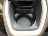カップホルダーは運転席や助手席からちょうど手の届く位置です!!