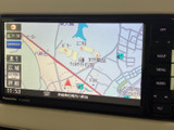 地図上に道路や周辺施設が表示され、現在地を確認しながら目的地への移動をサポートします。表示切替のボタンも近くに配置され、案内内容を選びやすい画面です。