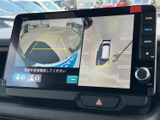 後方と周囲の状況を画面で確認でき、駐車時の安全確認をサポートします。ガイド線も表示されるため、車両の位置や進行方向を把握しやすく、駐車場での操作に役立つ装備です。