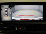 パノラミックビューモニターを装備。駐車場や交差点でクルマを真上から見るように周囲を確認できます。機能の詳細は販売店スタッフまでおたずねください。