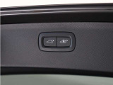 テールゲートには、スイッチ一つで開閉可能な電動開閉機能を装備。また、リアバンパーの下で足を動かすだけで開閉できる、ハンズフリー・オープニング/クロージング機構も搭載しています。