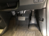 【運転席】アクセル、ブレーキはこのようになっております。