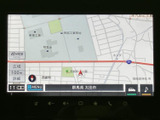 道路や周辺施設を画面で確認でき、目的地までのルート設定にも役立ちます。地図の縮尺表示もあり、現在地周辺を見ながら行き先を検討できる便利な装備です。