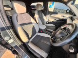 フロントシートのお写真です。 広い足元と、ゆったり座れるシートは長時間の運転でも疲れにくくなっております♪