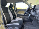 明るい色を組み合わせたシートが、運転席まわりに軽やかな印象を添えています。前席からの視界も広く、ドアトリムや足元まで落ち着いた色合いでまとめられ、毎日の乗り降りも自然です。