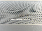 【harman kardon】ハーマンカードンのHi-Fiスペシャリストと共に、モデル別に開発・設計された専用チューニングが臨場感溢れる音響空間を実現しています。