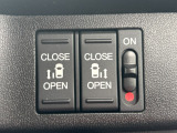 両側電動スライドドアです。リモコンや運転席スイッチ、ドアハンドルの操作で自動開閉。お子さまを抱きかかえている時や荷物の多い時などに便利です。