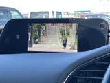画面を見やすい位置に備え、周辺の様子を映像で確認できます。停車中の映像視聴にも活用でき、移動の合間の休憩時間など、車内で過ごすひとときをより楽しめます。