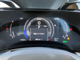 速度や燃料残量などの情報がひと目で確認できるメーター表示です。中央にも車両情報がまとまり、運転前や走行中に必要な状況を把握しやすくなっています。