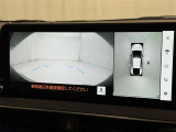 パノラミックビューモニターを装備。駐車場や交差点でクルマを真上から見るように周囲を確認できます。機能の詳細は販売店スタッフまでおたずねください。