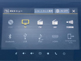 テレビやラジオ、ディスク、Bluetooth、USBなど、複数の音源を画面から選べます。アイコン表示で機能を見分けやすく、普段使う音楽や交通情報に合わせて選択できる便利な装備です。