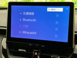 交通情報やBluetooth、USBなどの選択項目が画面にまとまり、使いたい音源を確認しやすい表示です。状況に合わせて選べる機能がそろい、毎日の移動時間を快適に過ごせます。
