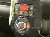 【オートエアコン】一度お好みの温度に設定すれば、車内の温度を検知し風量や温度を自動で調整。暑い&hellip;寒い&hellip;と何度もスイッチ操作をする必要はありません。快適な車内空間には必須の機能ですね♪